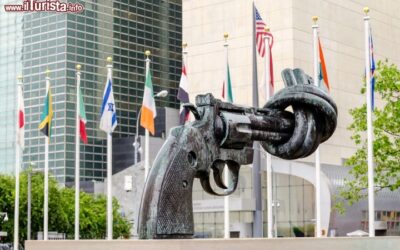 Scultura_non_violenza_opera_di_Fredrik_Reutersward_Palazzo_Onu_New_York_59832481
