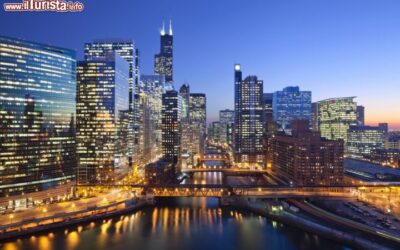 Skyline_notturna_Downtown_Chicago_Illinois_124318897