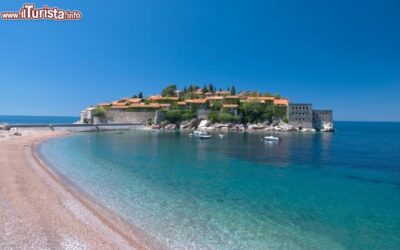 Spiaggia_Sveti_Stefan_Montenegro_37019230