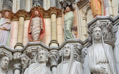 Statue_portale_St_John_the_Divine_New_York_City_139850293-1
