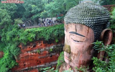 Testa_statua_Buddha_Leshan_Cina