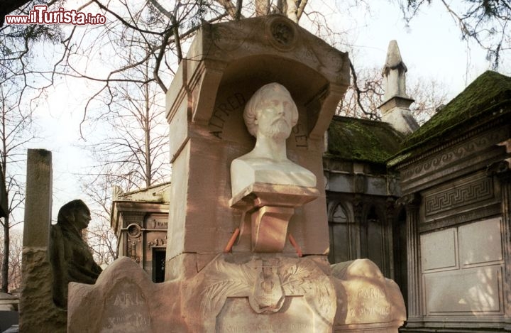 Cimetière du Père Lachaise, il cimitero degli artisti di Parigi con le tombe di Jim Morrison e Oscar Wilde