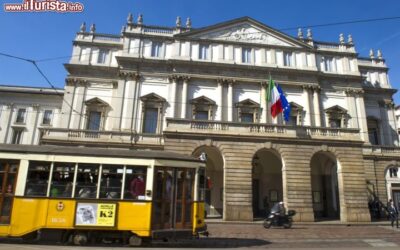 Tram_davanti_Teatro_alla_Scala_di_Milano_182742992