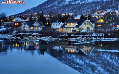 Tromsdale_Tromso_case_si_riflettono_sul_mare