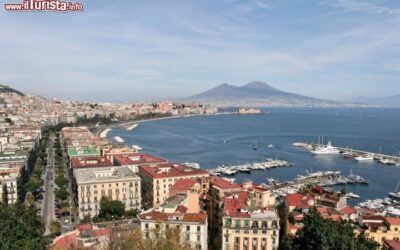 Vista_golfo_di_Napoli_dal_centro_storico_con_Vesuvio_e_Monte_Somma_2022831