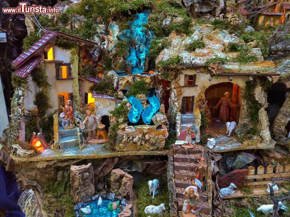 a_cernobbio_ogni_anno_viene_allestito_un_presepe_sulle_rive_del_lago_di_como