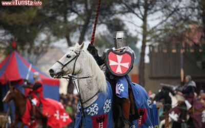 a_storica_fiera_di_santa_lucia_festa_medievale_sulle_rive_del_fiume_piave_in_veneto