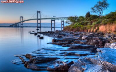 alba_sul_ponte_di_newport_rhode_island_usa