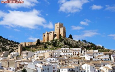 andalusia_spagna_il_castillo_de_los_fajardo_a_velez_blanco_in_una_giornata_di_primavera