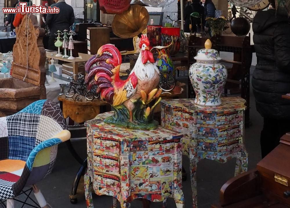 anghiari_toscana_memorandia_il_mercatino_dell_aniquariato_e_dell_usato