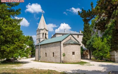 antica_chiesetta_in_pietra_a_niksic_montenegro