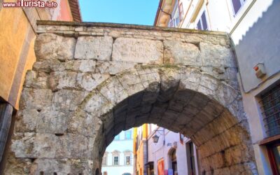 arco_di_druso_e_germanico_in_centro_a_spoleto_umbria
