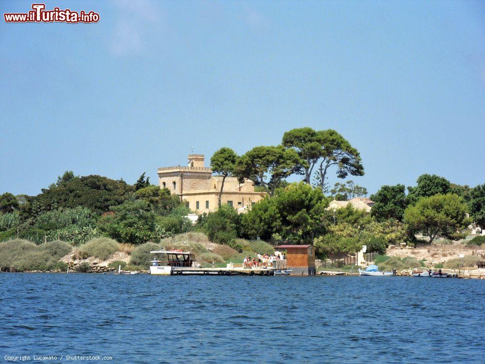 arrivo_sull_isola_di_mozia_con_la_barca_davanti_alle_saline_di_marsala_in_sicilia