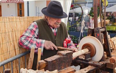 artigiano_durante_il_festival_la_soffitta_in_piazza_a_villanova_di_bagnacavallo_in_romagna