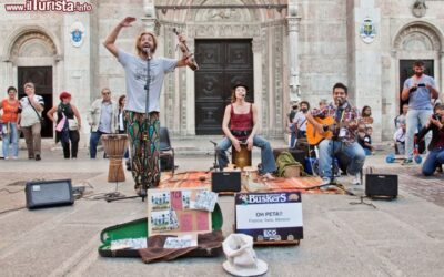 artisti_di_strada_davanti_alla_cattedrale_di_ferrara_durante_il_buskers_festival