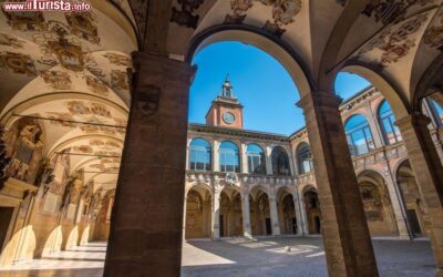 atrio_del_palazzo_dellarchiginnasio_con_i_famosi_stemmi_siamo_a_bologna_a_fianco_di_san_petronio