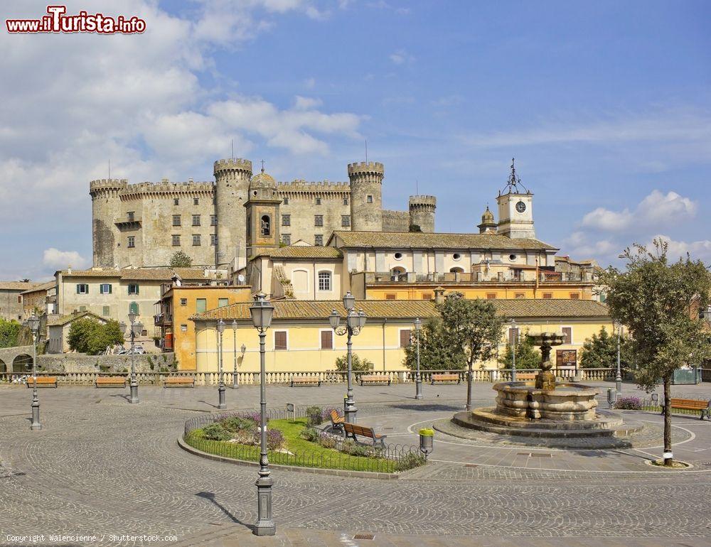 bracciano_provincia_di_roma_uno_scorcio_del_castello_con_la_graziosa_piazzetta_in_primo_piano