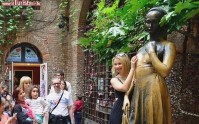 casa_di_giulietta_a_verona_il_rito_porta_fortuna_di_tocare_la_statua