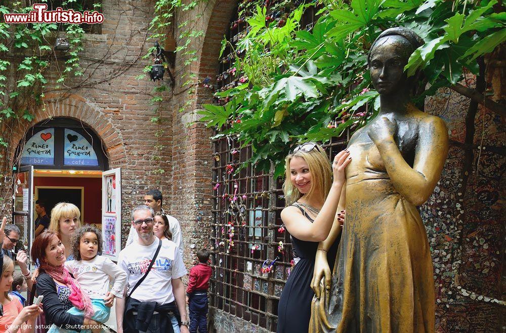 casa_di_giulietta_a_verona_il_rito_porta_fortuna_di_tocare_la_statua