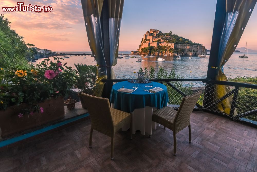 cena_romantica_al_tramonto_su_una_terrazza_di_ischia_con_vista_sul_castello_aragonese