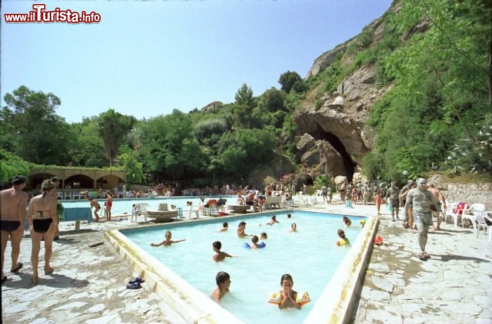 Lo Stabilimento termale e le terme libere della Grotta delle Ninfe a Cerchiara di Calabria