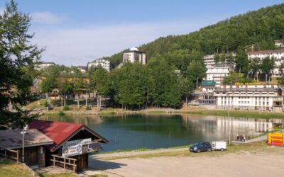 cerreto_laghi_vicino_all_omonimo_passo_offre_possibilita_di_vacanze_sul_lago_in_estate_e_sulla_neve_in_inverno