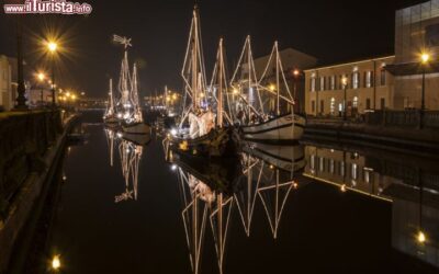 cesenatico_il_porto_canale_fotografato_di_notte