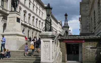 churchill_war_rooms_e_il_robert_clive_memorial_visti_da_king_charles_street_a_londra