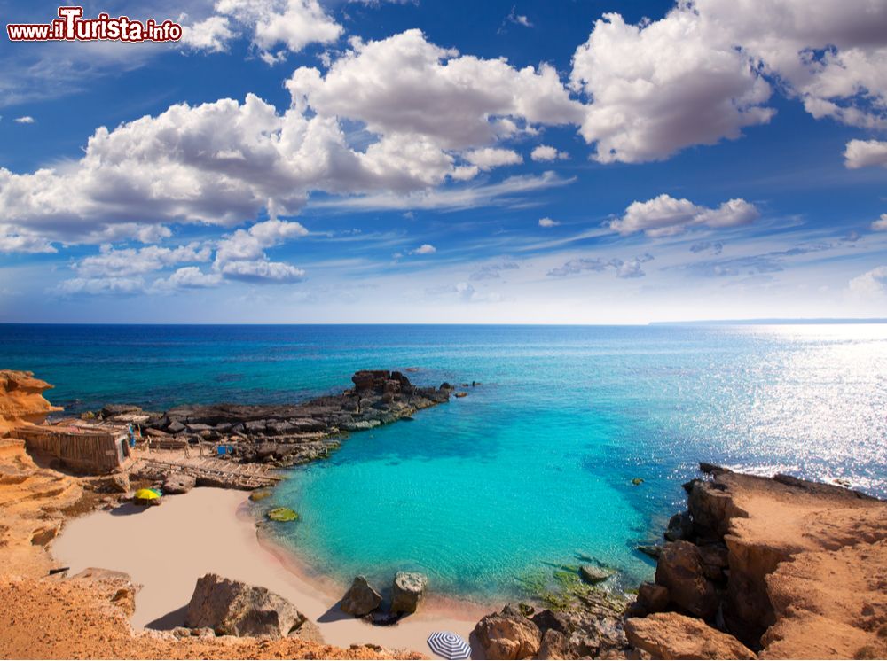 cielo_primaverile_a_formentera_isole_baleari_la_spiaggia_di_es_calo_des_mort