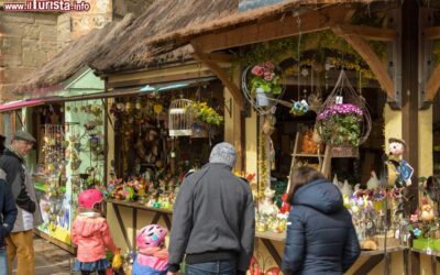 Passeggiando tra le bancarelle del mercatini pasquali di Colmar in Alsazia (Francia)