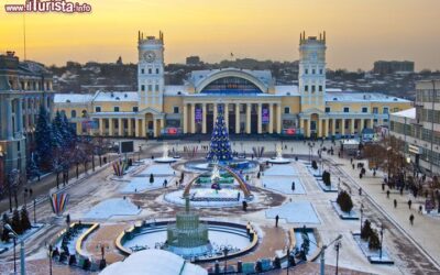 decorazioni_natalizie_alla_stazione_ferroviaria_di_kharkiv_ucraina