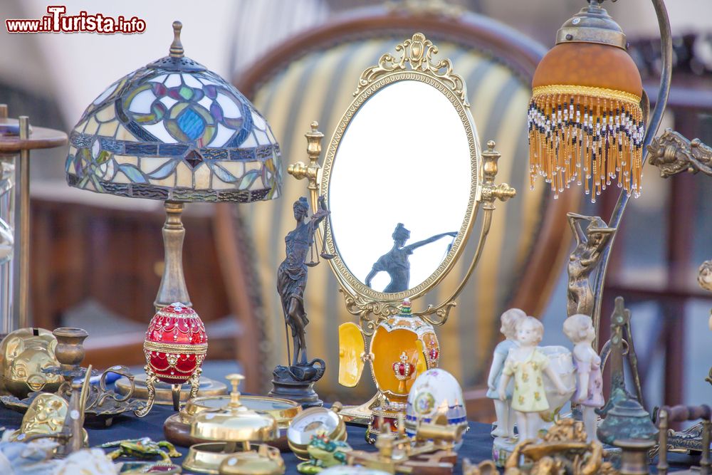 detaglio_del_mercatino_delle_pulci_a_bogliasco_in_liguria_antiquariato_e_collezionismo