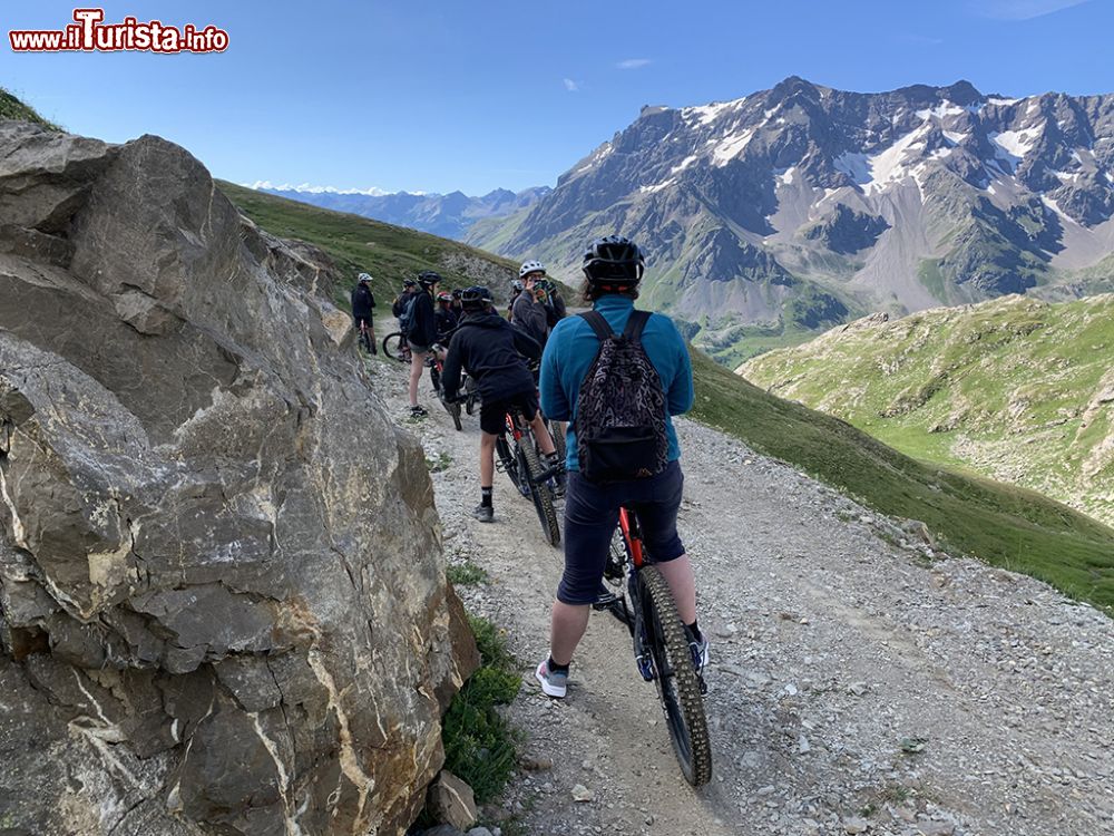 discesa_in_mountain_bike_dal_colle_galibier_sulle_alpi_verso_briancon