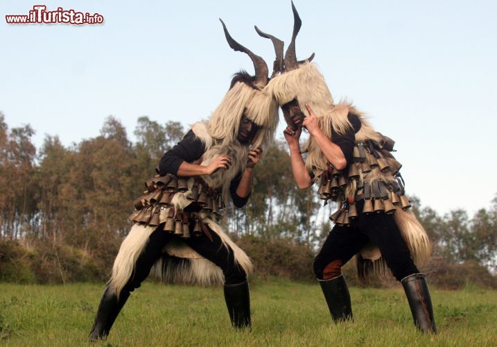 duello_mamutzone_carnevale_di_samugheo_sardegna