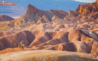 escursionisti_contemplano_un_paesaggio_della_death_valley