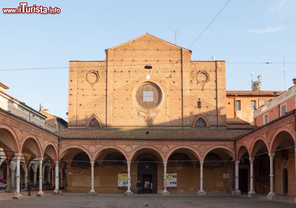 facciata_e_portico_della_basilica_di_santa_maria_dei_servi_a_bologna_emilia-romagna