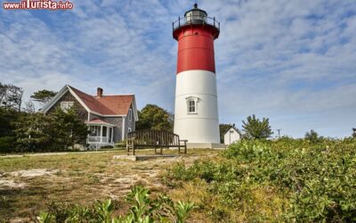 faro_bianco_e_rosso_a_nantucket_isola_degli_stati_uniti_oceano_atlantico