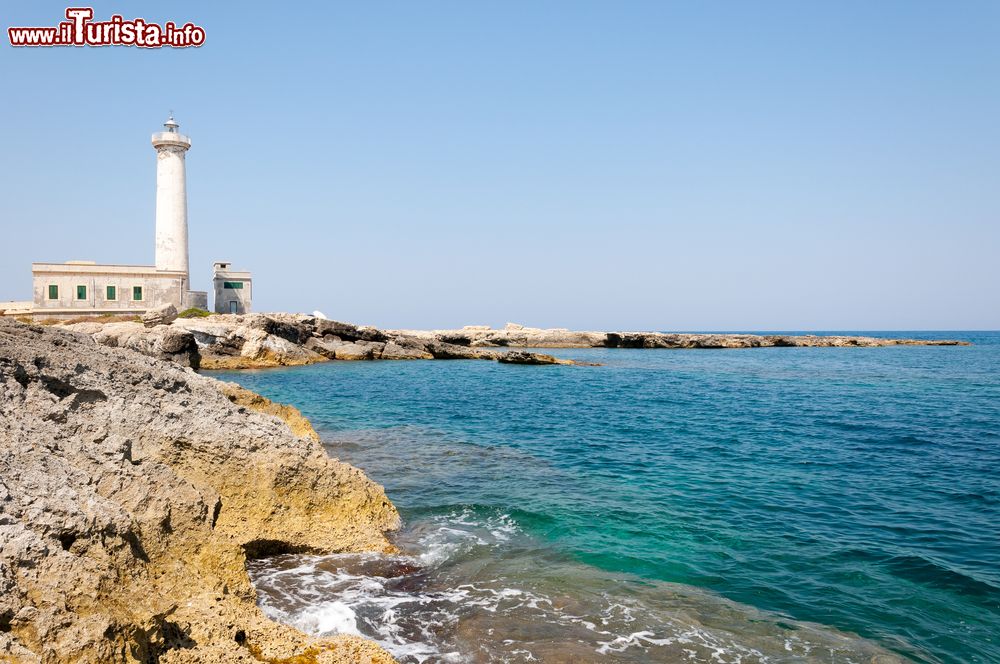 faro_sulla_costa_di_augusta_in_sicilia
