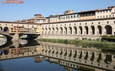 fiume_arno_e_galleria_uffizi_di_firenze