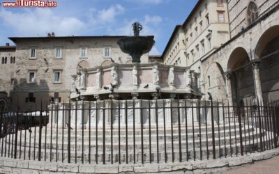 fontana_maggiore_a_perugia_il_monumento_di_piazza_iv_novembre