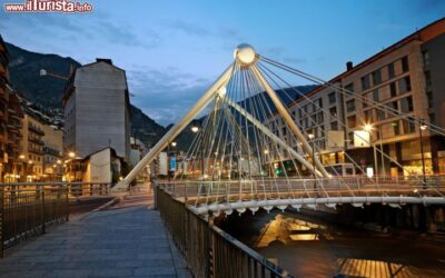 fotografia_notturna_del_ponte_pedonale_e_di_edifici_andorra
