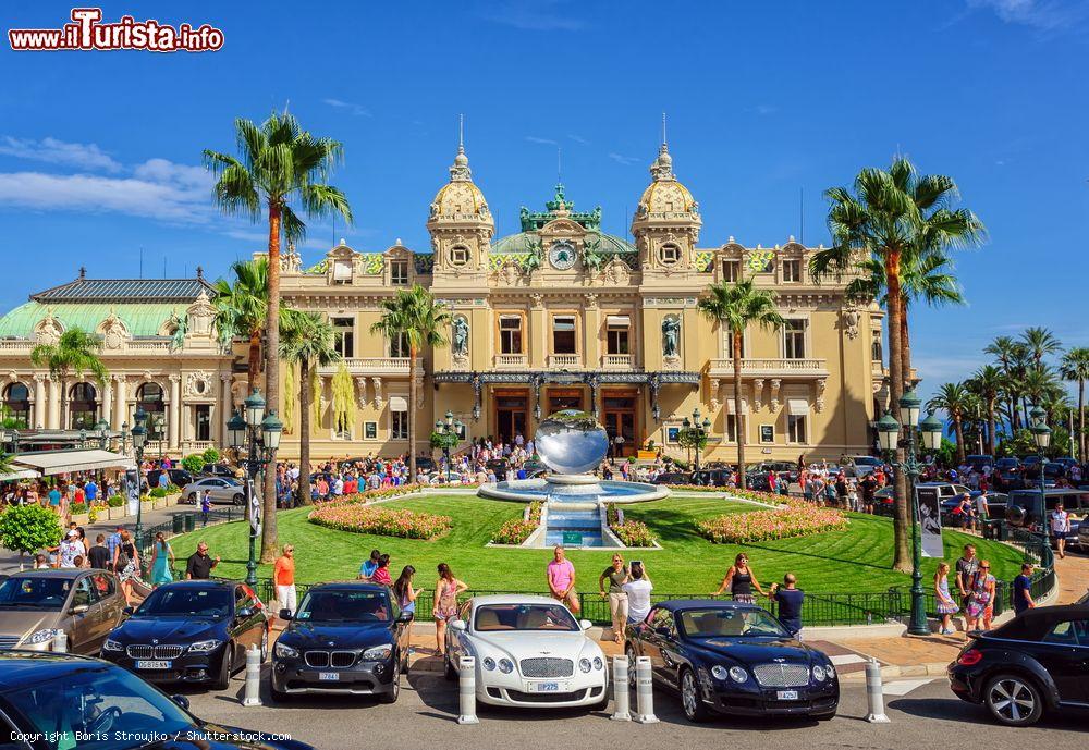 gente_di_fronte_al_famoso_casino_di_monte_carlo_principato_di_monaco
