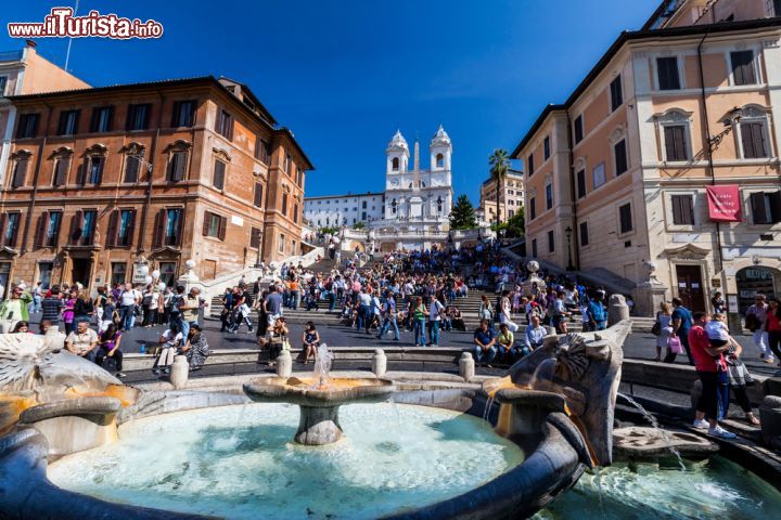 Piazza di Spagna con la Barcaccia e la scalinata più famosa di Roma