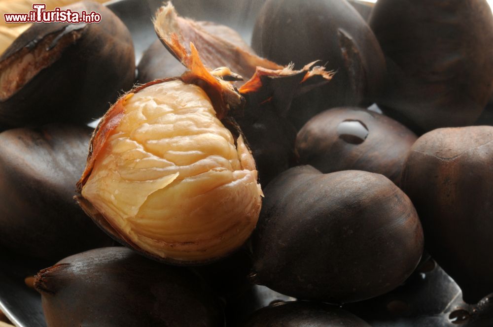 i_biligocc_castagne_affumicate_e_bollite_vengono_celebrate_con_una_festa_a_casale_di_albino_in_lombardia