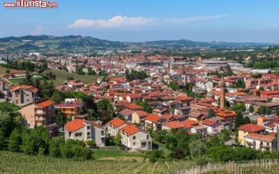 i_tetti_rossi_del_centro_di_alba_in_piemonte