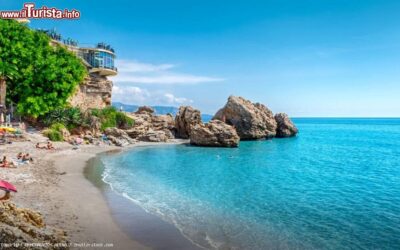 il_balcone_deuropa_e_una_delle_spiagge_magiche_di_nerja_in_andalusia_costa_del_sol_-_spagna