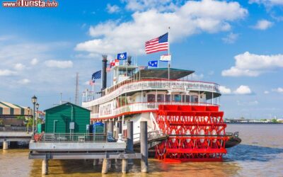 il_battello_steamboat_natchez_sul_fiume_missisipi_nei_pressi_di_new_orleans_in_louisiana_usa