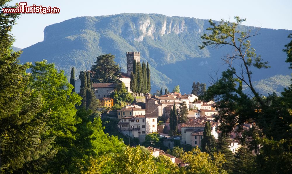 il_borgo_di_barga_in_provincia_di_lucca_uno_dei_migliori_villaggi_storici_della_toscana