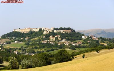 il_borgo_di_camerino_nelle_marche_in_posizione_panoramica_su_di_una_collina