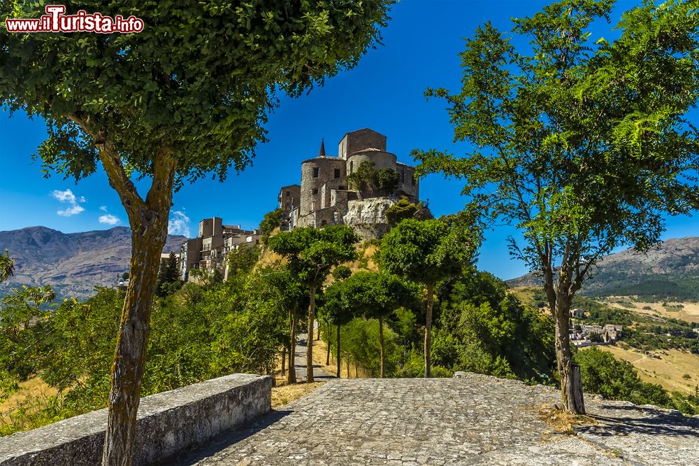 il_borgo_di_petralia_soprana_tra_i_monti_delle_madonie_nel_nord_della_sicilia_in_estate